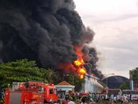 TPHCM: Cháy cực lớn, biển lửa bao trùm nhà máy nệm Vạn Thành