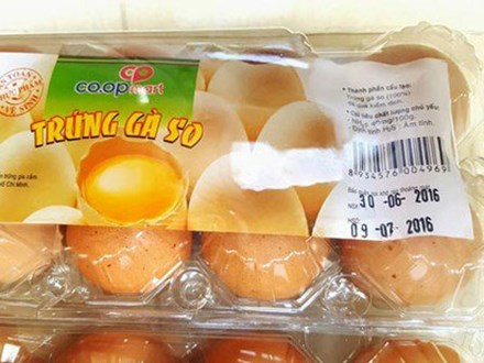 Khách hàng phẫn nộ khi mua phải trứng gà 'đến từ tương lai'