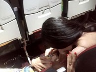 Lắc đầu ngán ngẩm 2 gái Việt xinh ôm ấp trên máy bay
