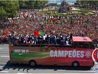 Chùm ảnh: Rừng người đổ ra đường mừng chức vô địch của Bồ Đào Nha