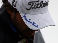 Xúc động hình ảnh golf thủ đội mũ tưởng niệm các nạn nhân vụ thảm sát ở Nice