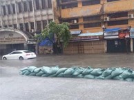 Bão số 3 suy yếu thành áp thấp nhiệt đới, Hà Nội 'đắp đê' trên phố