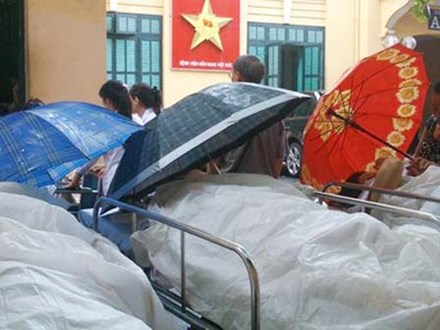 Xót xa hình ảnh phủ nilong, che ô tránh nước mưa cho bệnh nhân chờ mổ ở BV Việt Đức