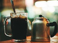 Cà phê bẩn vỉa hè: Chi phí chỉ 1.000 đồng, giá bán gấp 30 lần
