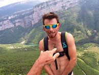 Chàng trai khỏa thân nhảy từ độ cao 1.000 m mừng sinh nhật