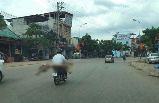 Chở thi thể bằng xe máy ở Sơn La