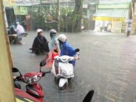 Người mẹ hớt hải lội nước ngập tìm con bị thất lạc trong trận mưa kinh hoàng ở Sài Gòn