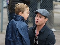 Brad Pitt khóc khi đoàn tụ các con