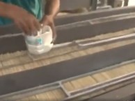  Video: Rùng mình đũa dùng 1 lần giá cực rẻ 100 đồng/đôi, được ngâm tẩm bằng lưu huỳnh