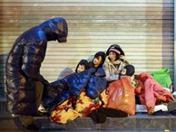 4 mẹ con và giấc ngủ tạm bợ nơi vỉa hè phố Tràng Thi suốt 2 mùa đông giá rét qua...