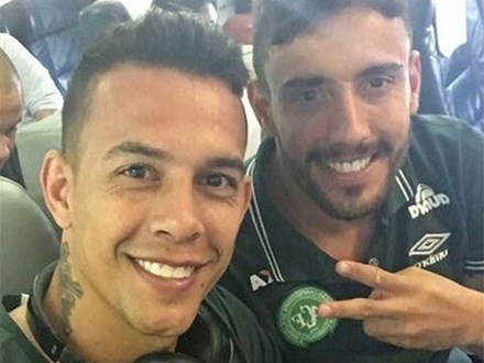 Ngồi cạnh nhau, 2 cầu thủ đội bóng đá Brazil may mắn thoát chết trong vụ tai nạn máy bay