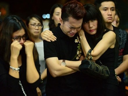 Nghệ sĩ Việt khóc ngất khi đến viếng ca sĩ Quang Lý