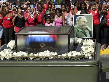 Người dân Cuba tiễn lãnh tụ Fidel Castro về nơi an nghỉ cuối cùng