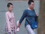 Trầm cảm, mẹ cạo đầu, nhốt con gái 11 tuổi trong nhà không cho đi học vì sợ mất con