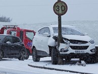 Giao thông Anh 'thất thủ' vì tuyết rơi kết hợp gió bão