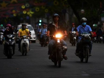 Lạ thường: 8h trời tối như 5h sáng, người Sài Gòn phải bật đèn chạy xe