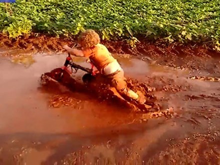  Video: Với tụi trẻ con, niềm vui hân hoan đôi khi chỉ là từ một vũng bùn