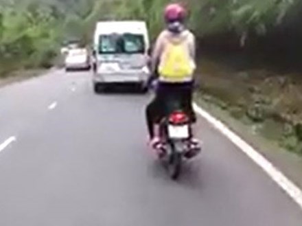 Nữ phượt thủ đứng lên xe máy khi đổ đèo Bảo Lộc