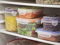 Cứ tưởng đợi thức ăn nguội mới cho vào tủ lạnh, ai dè lại là sai lầm gây hại sức khỏe