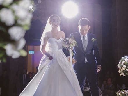 Đám cưới lung linh ngàn ngọn nến theo phong cách Hàn Quốc của cặp đôi Hà Nội