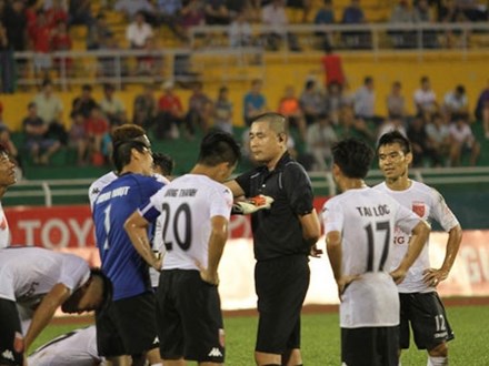 Trưởng giải V-League bị “ném đá” sau sự cố trên sân Thống Nhất