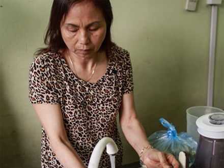 Vợ cố nghệ sĩ Hán Văn Tình bán nước ép trang trải cuộc sống
