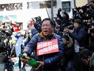 Người Hàn Quốc mở champagne mừng tin tổng thống bị phế truất