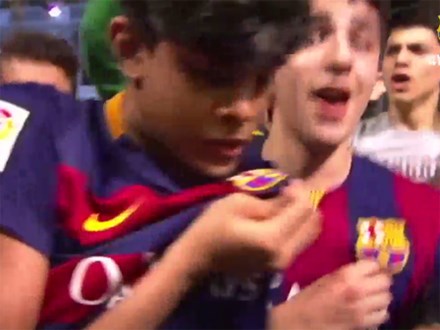 Những màn ăn mừng 'quên hết sự đời' của fan Barca