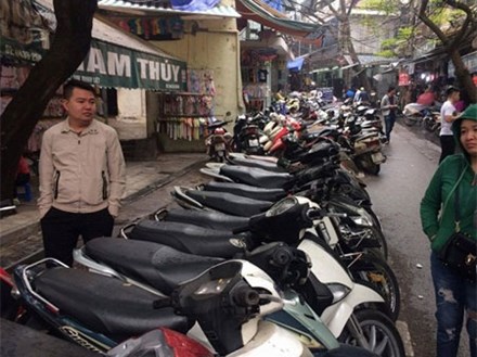 Dẹp 'cướp vỉa hè' phố cổ Hà Nội: Gửi xe máy, mất bát phở