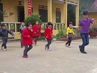Thầy giáo vùng cao nhảy cực dẻo với học sinh trên nền nhạc sôi động