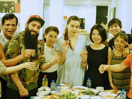 Đạo diễn 'Kong' ăn tối tại nhà riêng của Hồ Ngọc Hà 