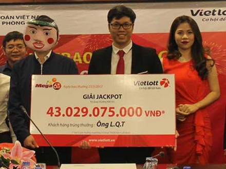 Người Hà Nội trúng 43 tỷ đến nhận giải