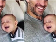  Video: Em bé vừa ngủ, vừa cười vô thức trên bụng bố