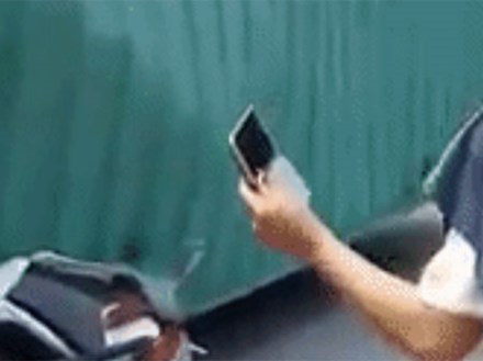 Hình ảnh gây bức xúc: Đang gội đầu, người phụ nữ lao đến dí sát điện thoại vào nạn nhân chụp ảnh
