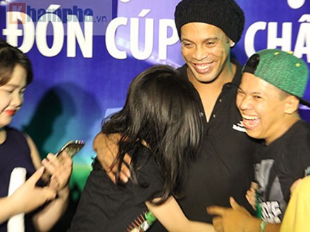 Danh thủ Ronaldinho choáng ngợp trước sự cuồng nhiệt của các fan tại Cần Thơ