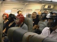 Không muốn bị thương khi đi máy bay của United Airlines, cư dân mạng kháo nhau đội mũ bảo hiểm cho chắc cú