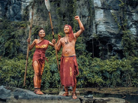 Bộ ảnh cưới theo phong cách thổ dân độc đáo tại 'đảo Đầu lâu'