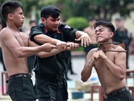 Sinh viên cảnh sát biểu diễn võ thuật, giải cứu con tin