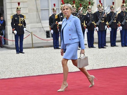 Đệ nhất phu nhân Pháp gây chú ý khi mặc đồ đi mượn trong lễ nhậm chức của chồng