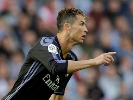 Ronaldo lập cú đúp, Real chạm tay vào chức vô địch La Liga