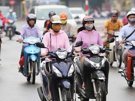 Chuyên gia thời tiết lý giải việc người Hà Nội phải mặc áo rét ra đường giữa... mùa hè