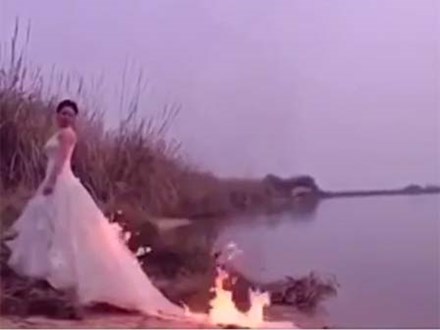 Cô dâu liều mạng đốt váy tạo dáng chụp ảnh cưới 'độc'