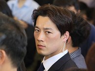 Vệ sĩ điển trai như tài tử của Tổng thống Hàn Quốc từ chức vì không muốn 'cướp ống kính' của thân chủ