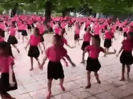Mãn nhãn với màn đồng diễn nhảy khiêu vũ của học sinh trường Trưng Vương