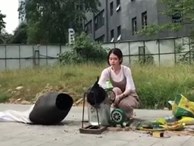 'Thánh nữ công sở' nướng tôm bằng máy nổ bỏng ven đường 