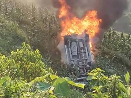 Hai người may mắn thoát chết khi xe ô tô lao xuống vực, bốc cháy gần SaPa