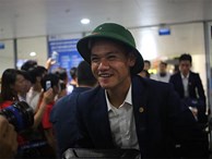 Ít fan chào đón, tuyển thủ U20 Việt Nam đội mũ cối ngày về