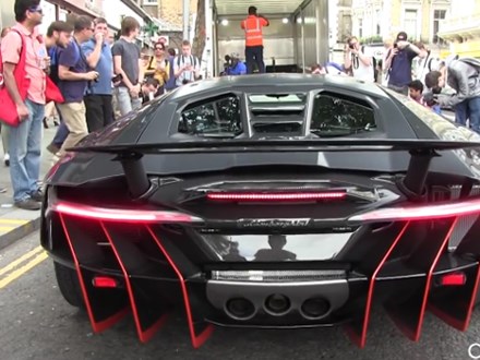 Người dân London thích thú với siêu xe triệu đô của Lamborghini