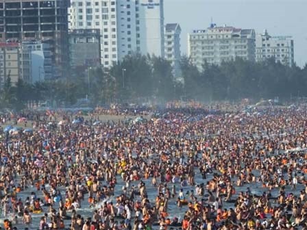 Nóng kỷ lục, xuống biển giải nhiệt bị nghẹt thở ở Sầm Sơn
