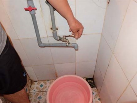 Bi hài cảnh mất nước sạch ngày Hà Nội nóng đỉnh điểm: 4 người chờ đủ 4 lần đi vệ sinh mới dám xả nước
